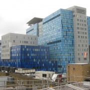 تفاوت ضوابط مرکز جراحی محدود (Day Surgery) با بیمارستان‌های بزرگ: بزرگ‌ترین اشتباه طراحی که سرمایه شما را نابود می‌کند